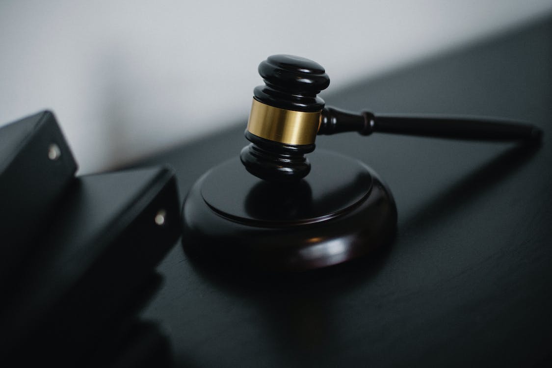 明知自己感染艾滋病還與他人發(fā)生性行為違法嗎？